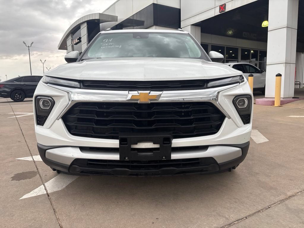 Used 2024 Chevrolet TrailBlazer LT w/ Driver Confidence Package FWD image 2