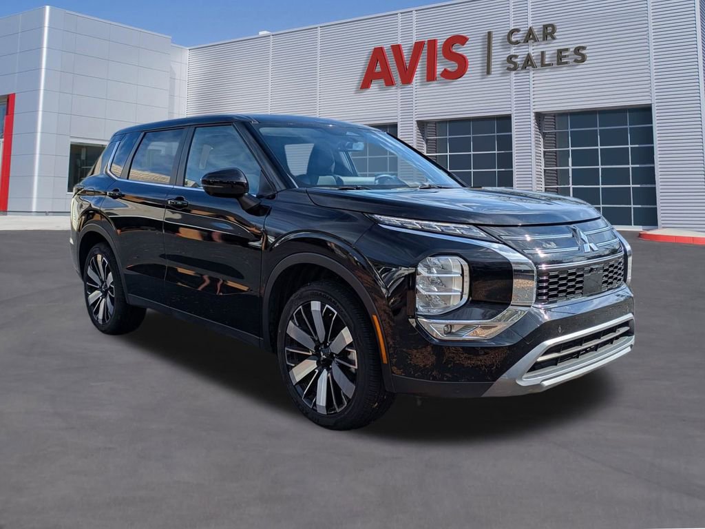 Used 2025 Mitsubishi Outlander SE image 3