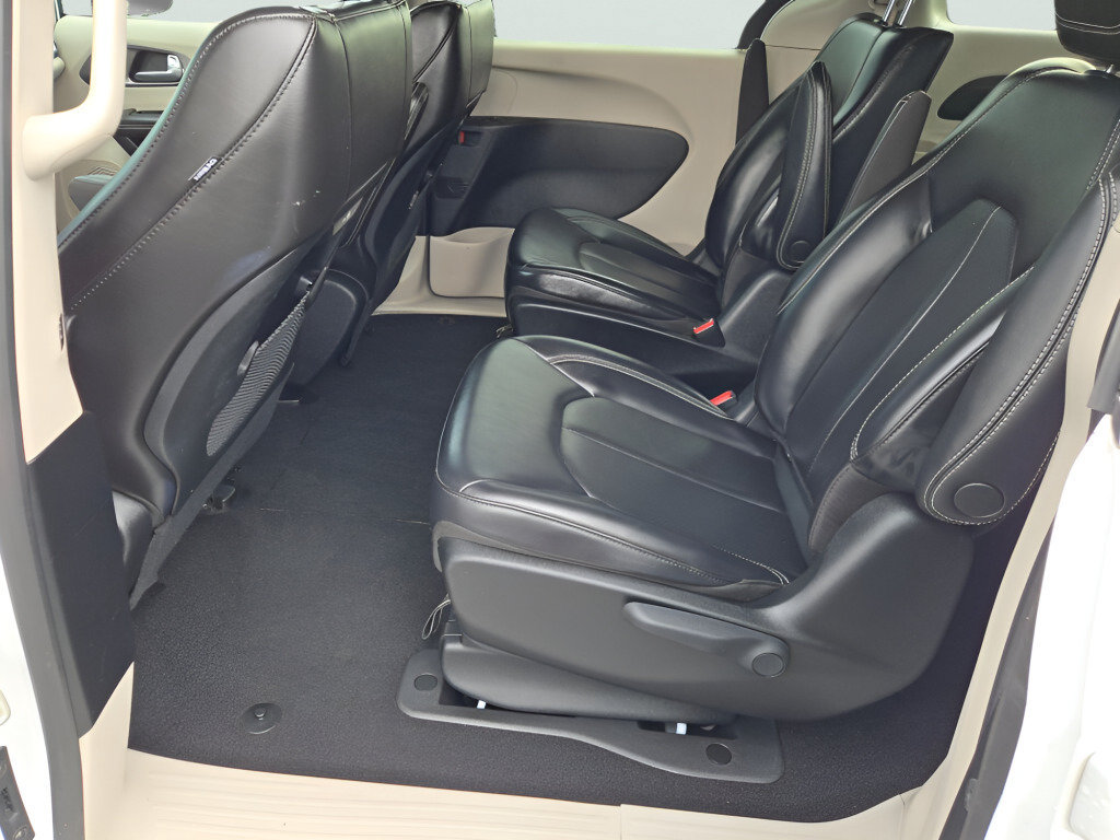 Used 2023 Chrysler Pacifica Touring-L FWD image 22