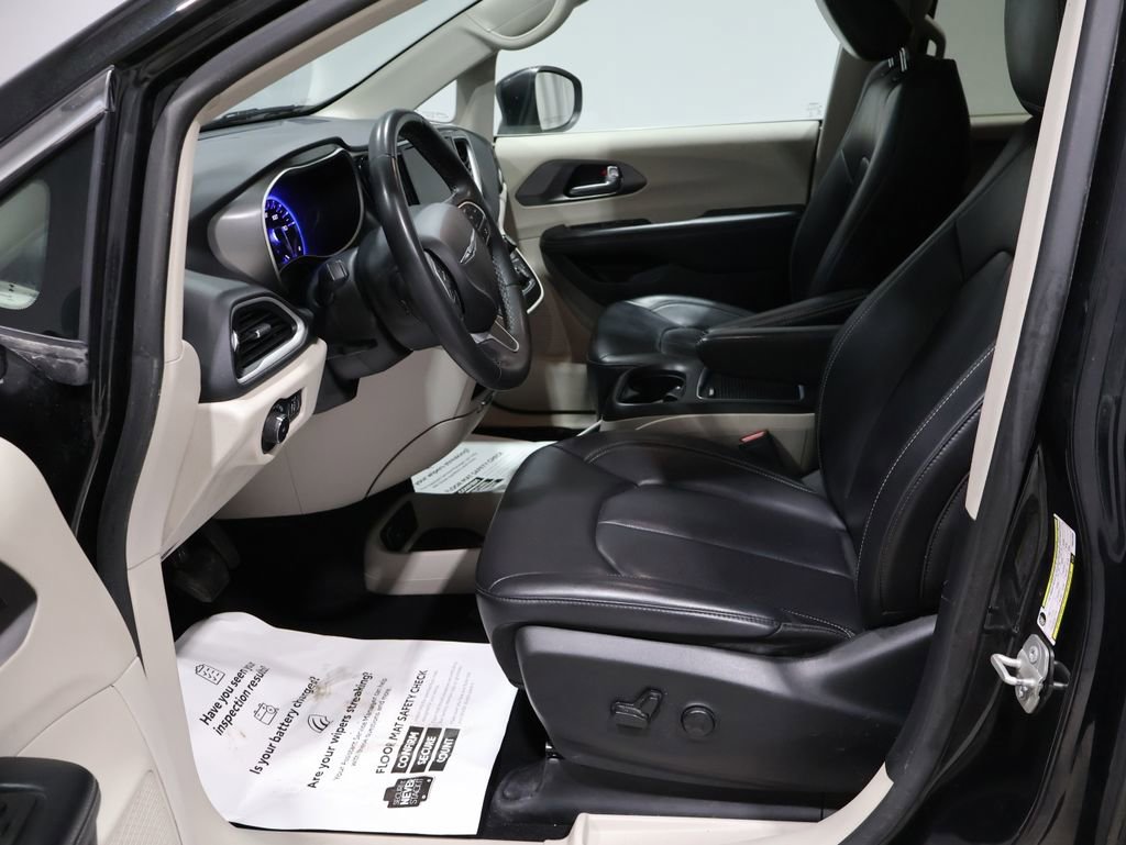 Used 2023 Chrysler Pacifica Touring-L image 22