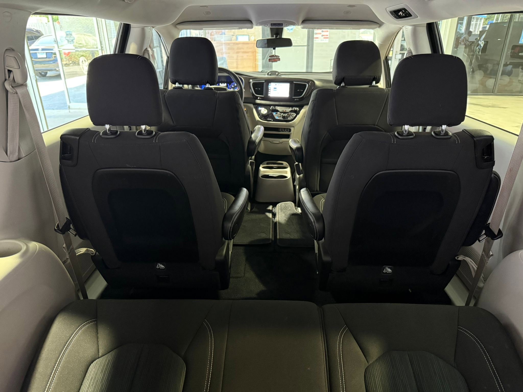 Used 2022 Chrysler Voyager LX image 39