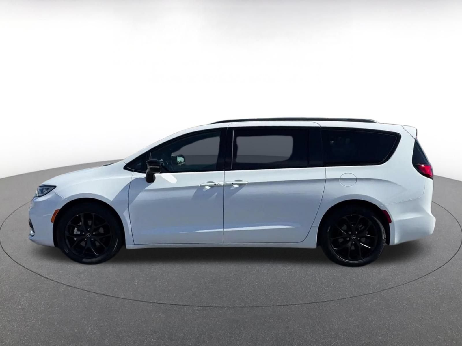 Used 2025 Chrysler Pacifica Limited FWD image 8