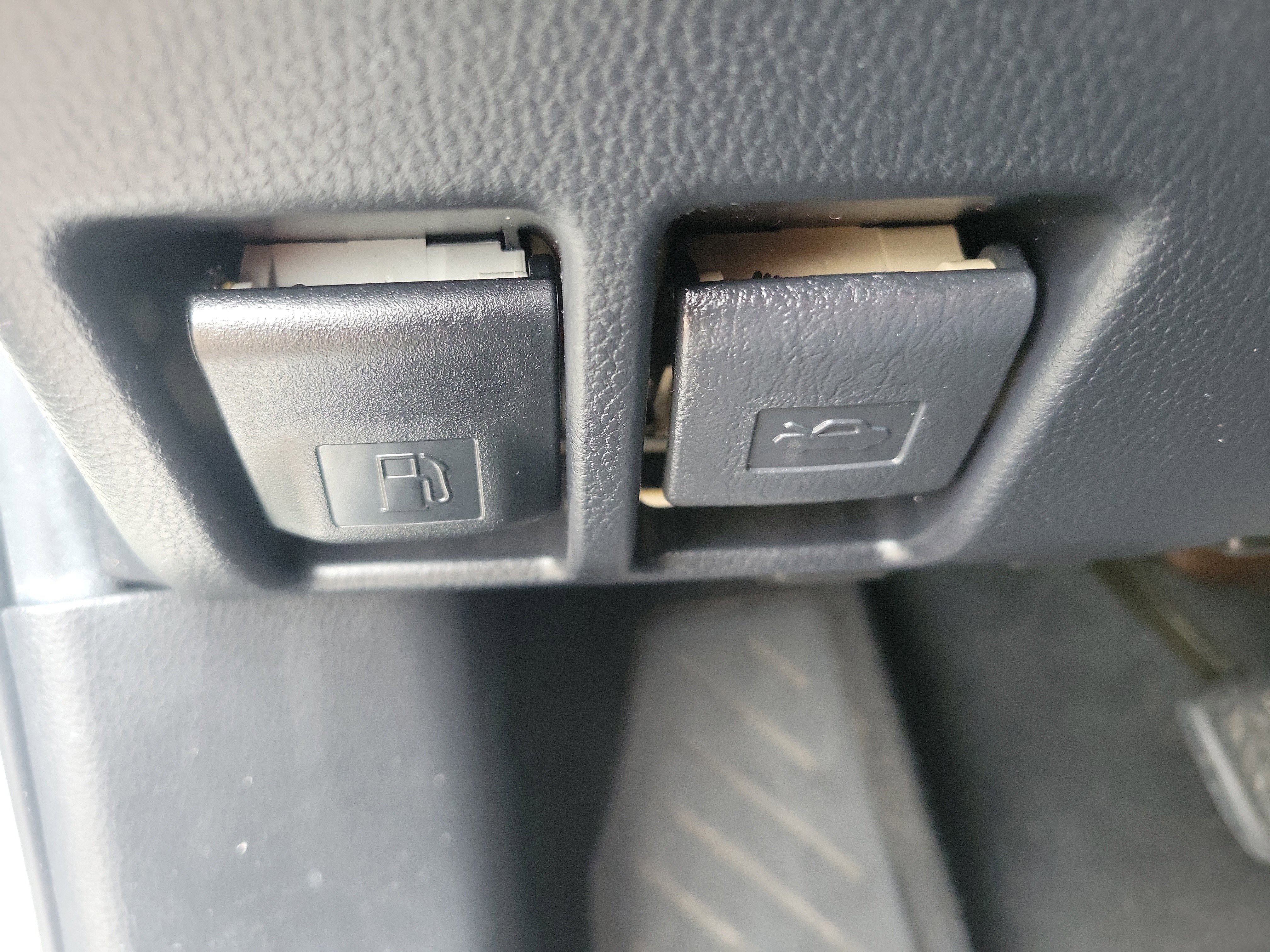 Used 2020 Toyota RAV4 LE image 29