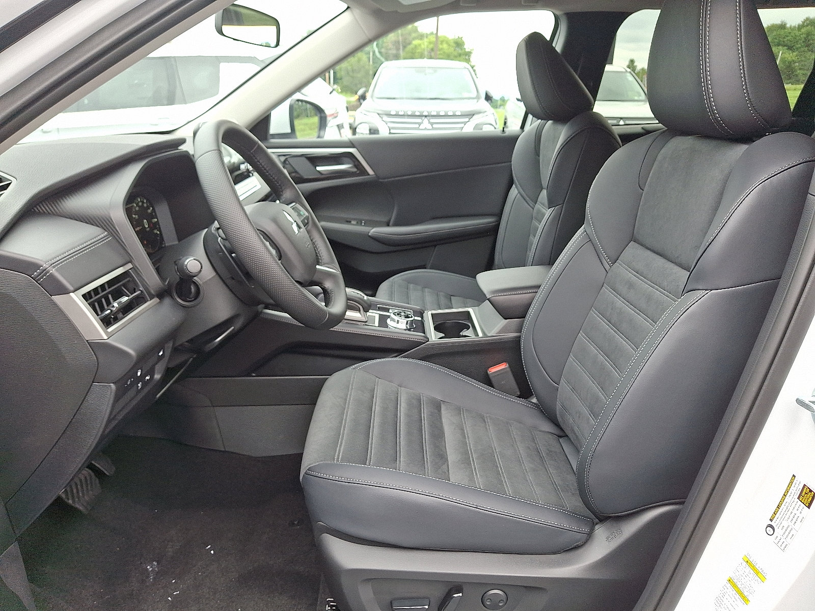 New 2025 Mitsubishi Outlander SE image 13