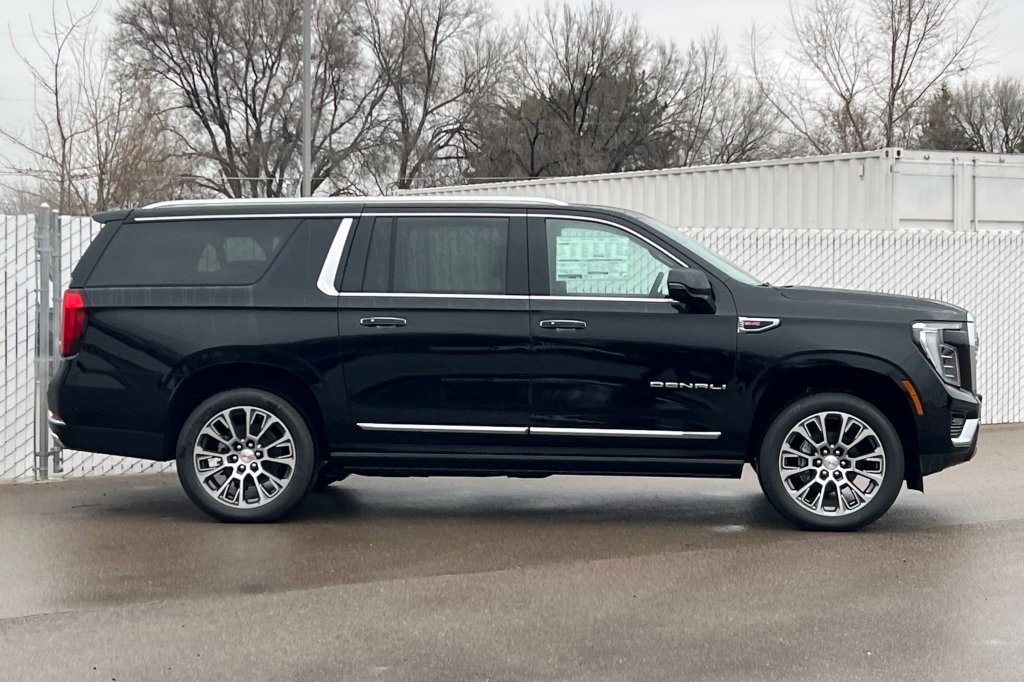 New 2026 GMC Yukon XL Denali w/ Denali Reserve Package image 3