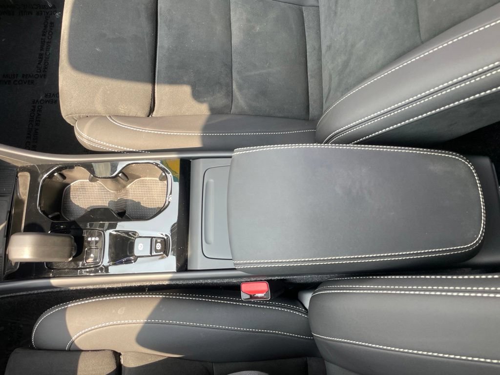 Certified 2025 Volvo XC40 B5 Plus AWD/4WD image 22