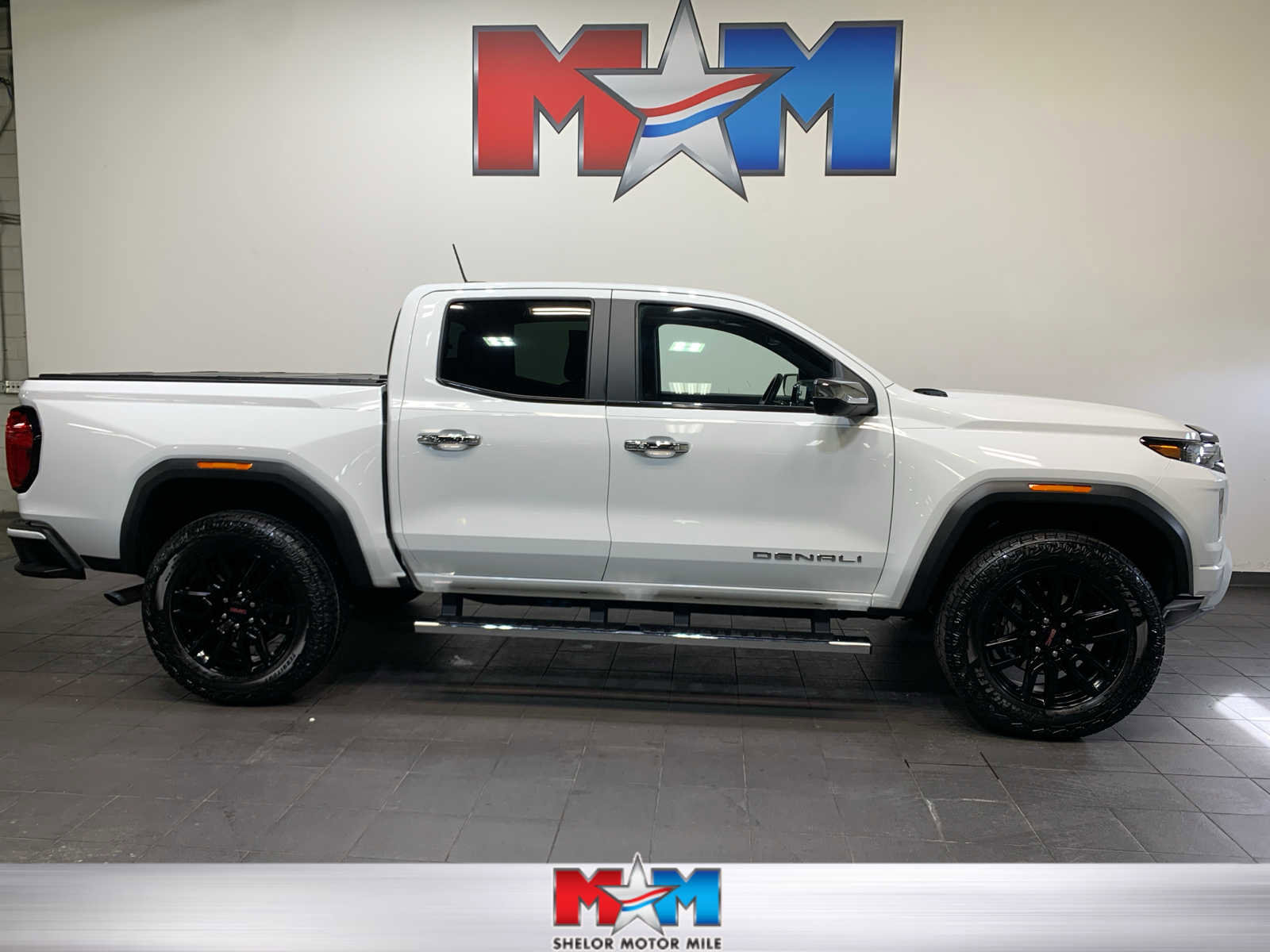 Used 2024 GMC Canyon Denali image 1