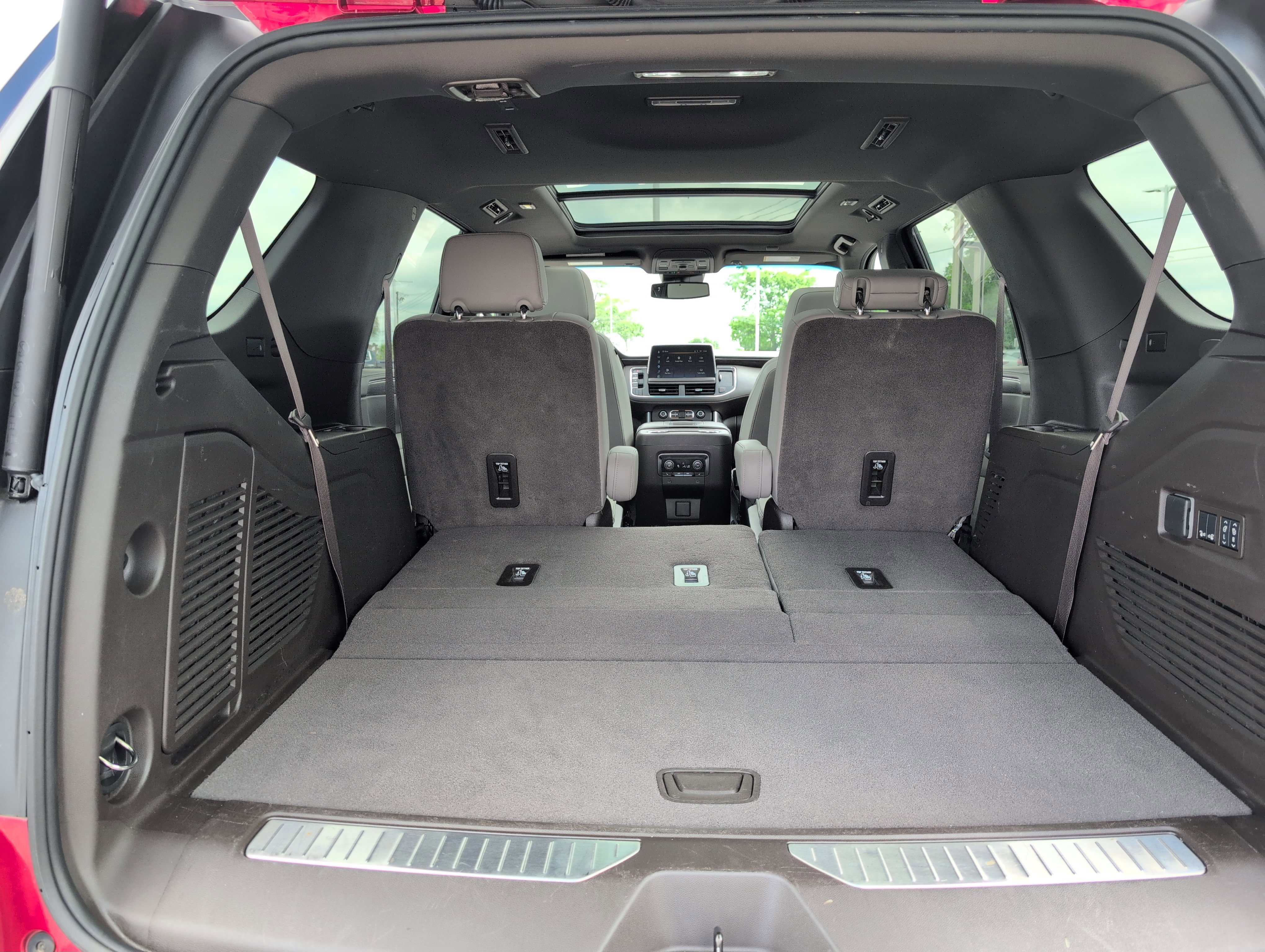 Used 2024 Chevrolet Tahoe Z71 w/ Luxury Package AWD/4WD image 5