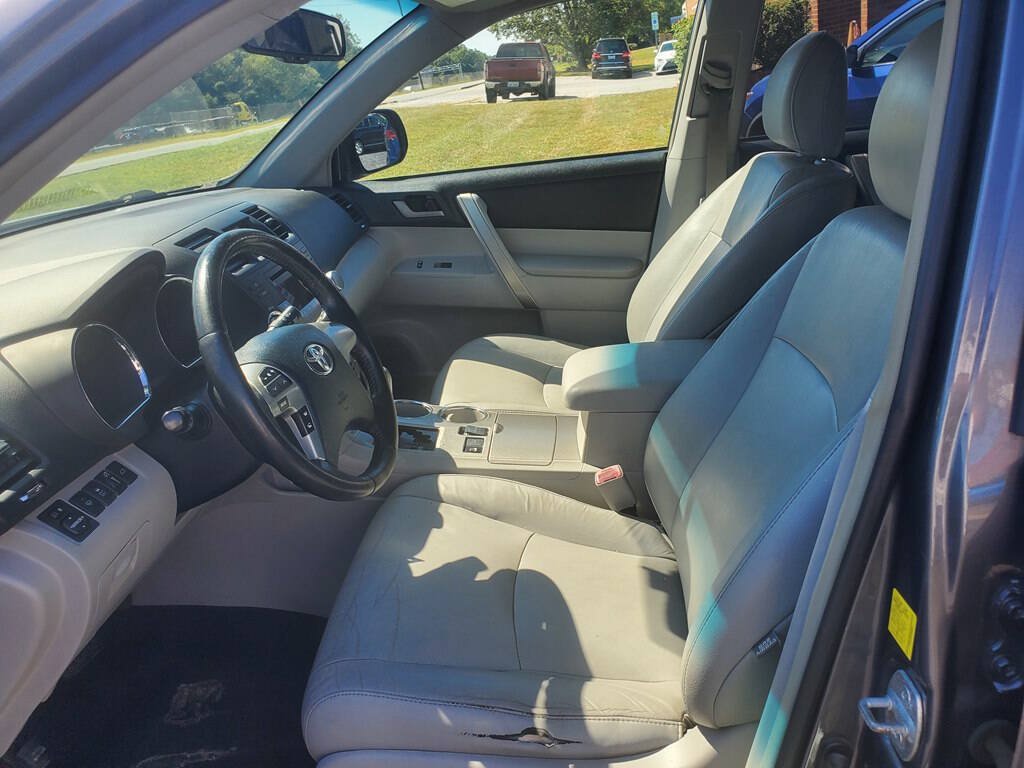 Used 2011 Toyota Highlander SE w/ Tow Pkg AWD/4WD image 9