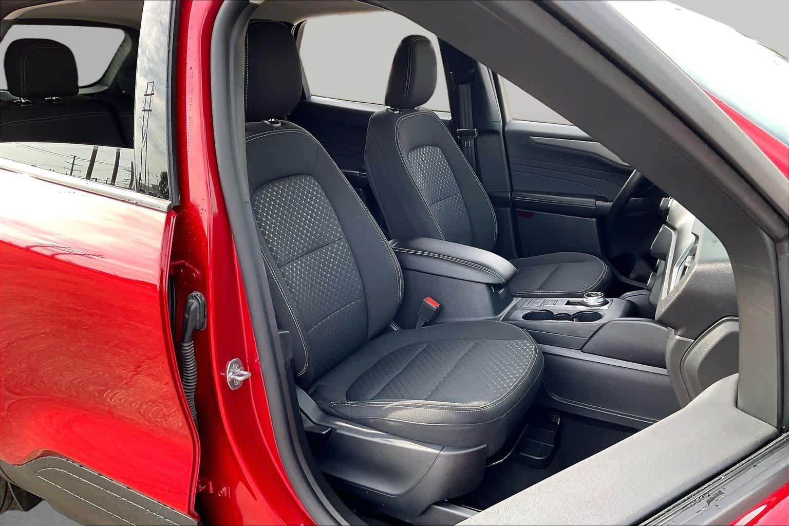 Used 2026 Ford Escape Active w/ Cold Weather Package FWD image 9