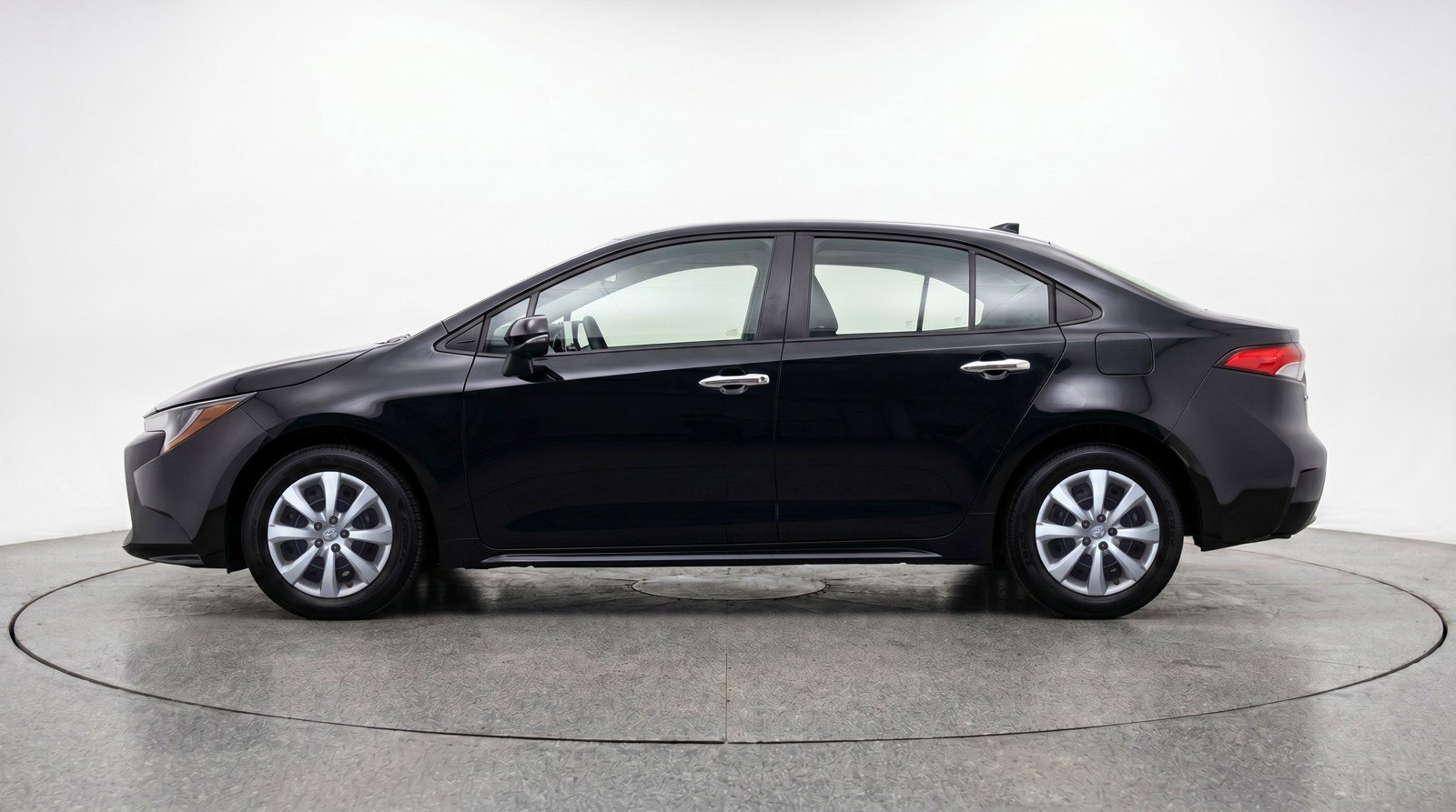 Used 2025 Toyota Corolla LE FWD image 5