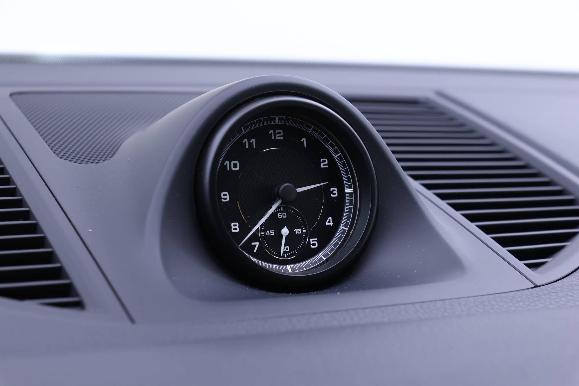 Used 2025 Porsche Macan image 13