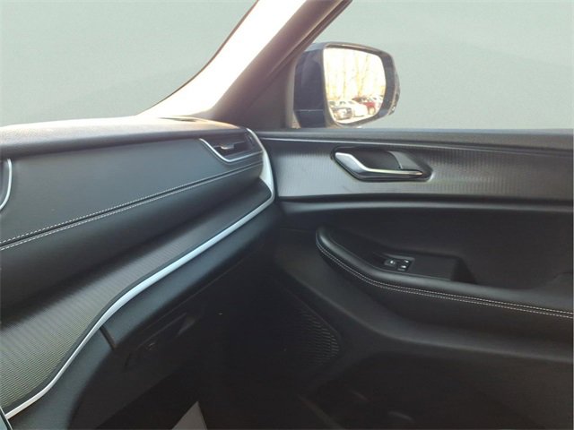 Used 2025 Jeep Grand Cherokee Altitude image 21