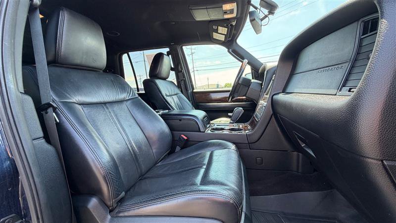 Used 2016 Lincoln Navigator L Select AWD/4WD image 31
