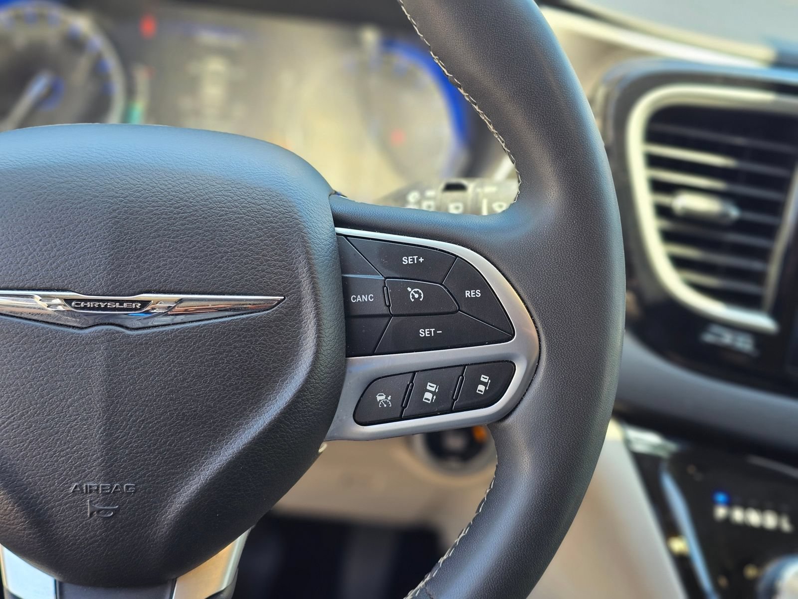 Used 2024 Chrysler Pacifica Touring-L FWD image 17