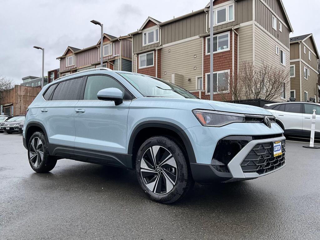 New 2026 Volkswagen Taos SE image 2