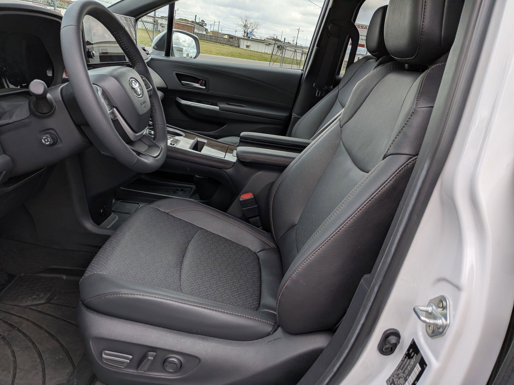 Used 2025 Toyota Sienna Platinum AWD/4WD image 14