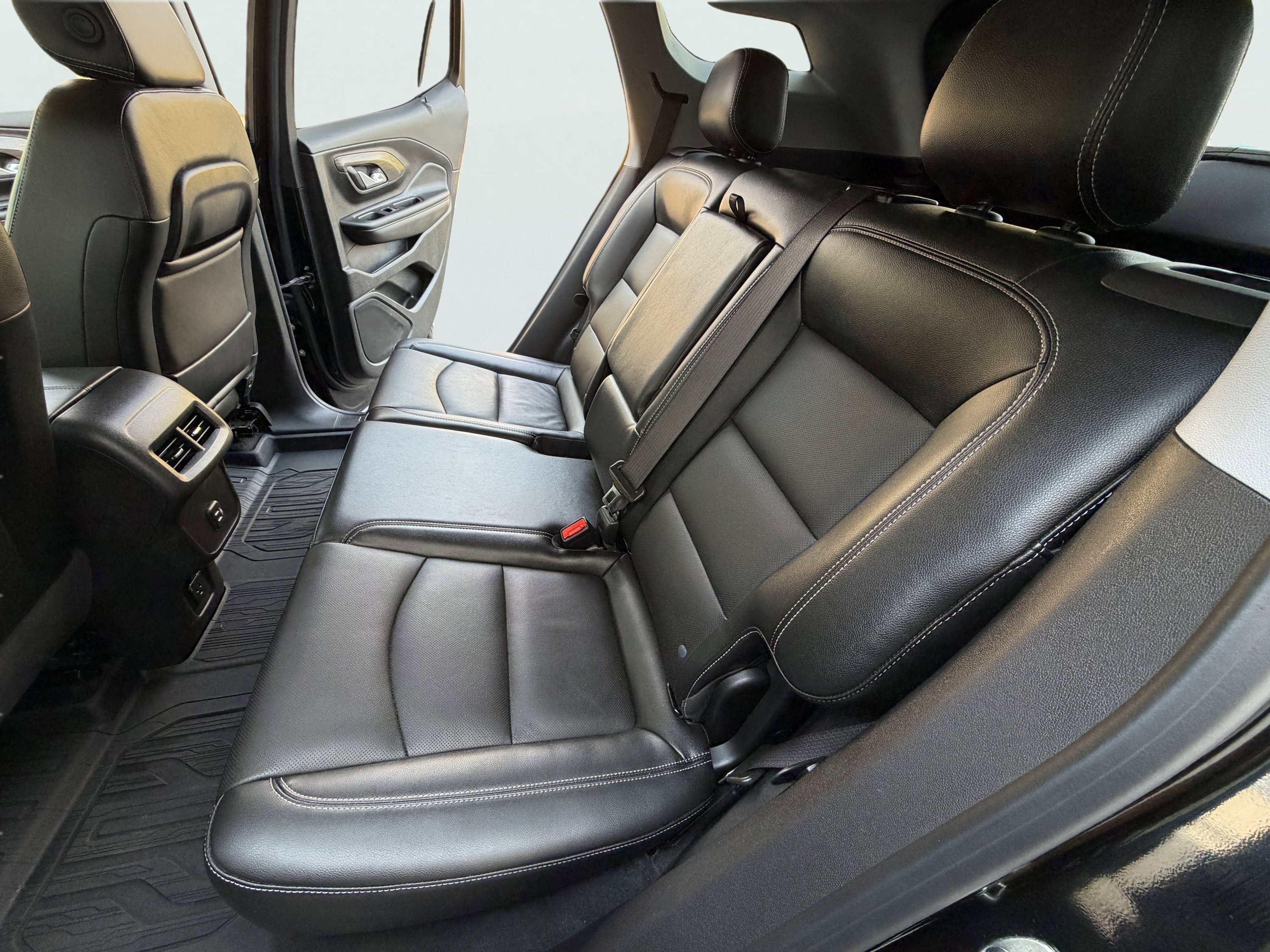 Used 2024 GMC Terrain SLT w/ Infotainment Package II image 11