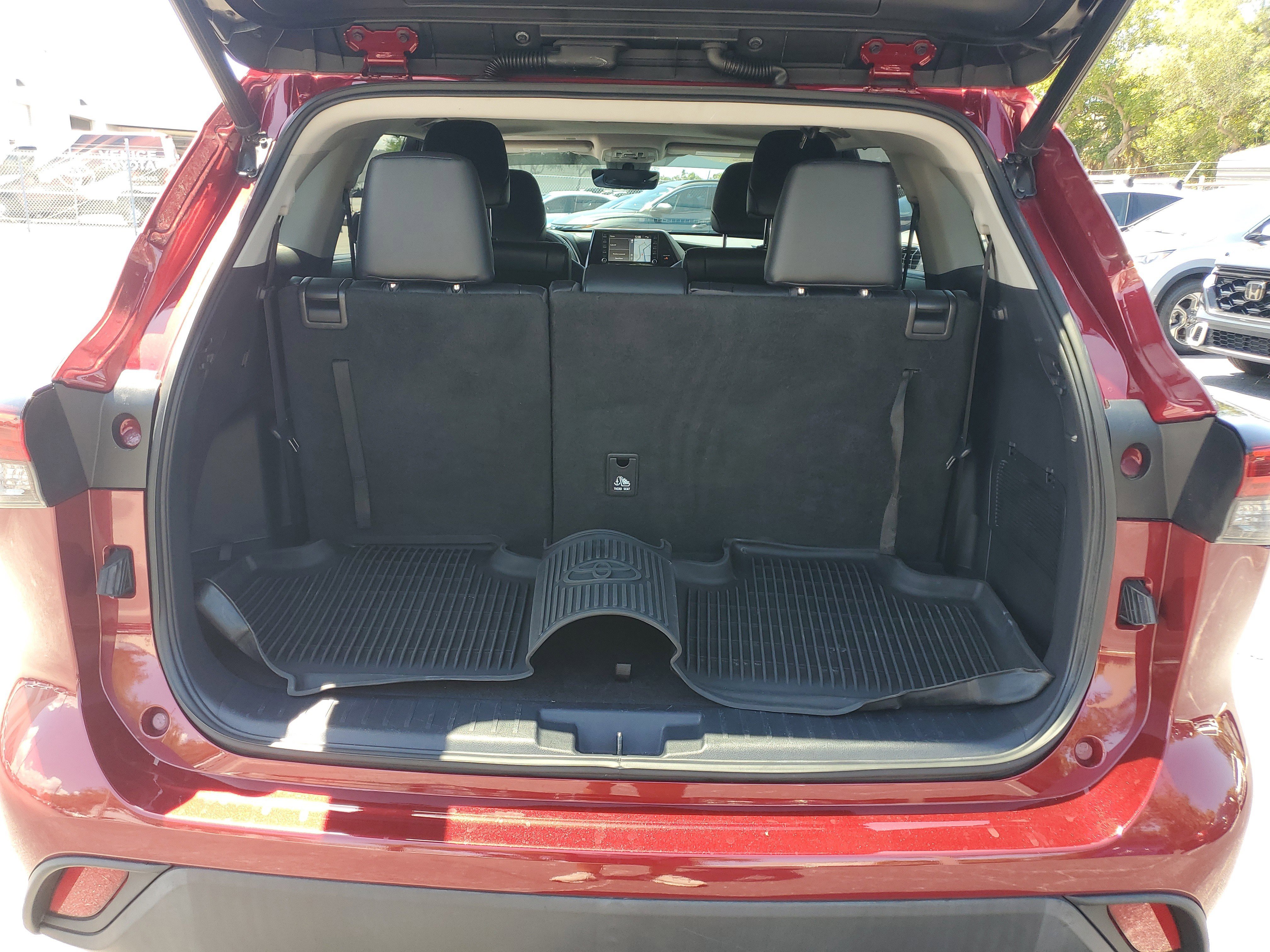 Used 2022 Toyota Highlander XLE FWD image 9