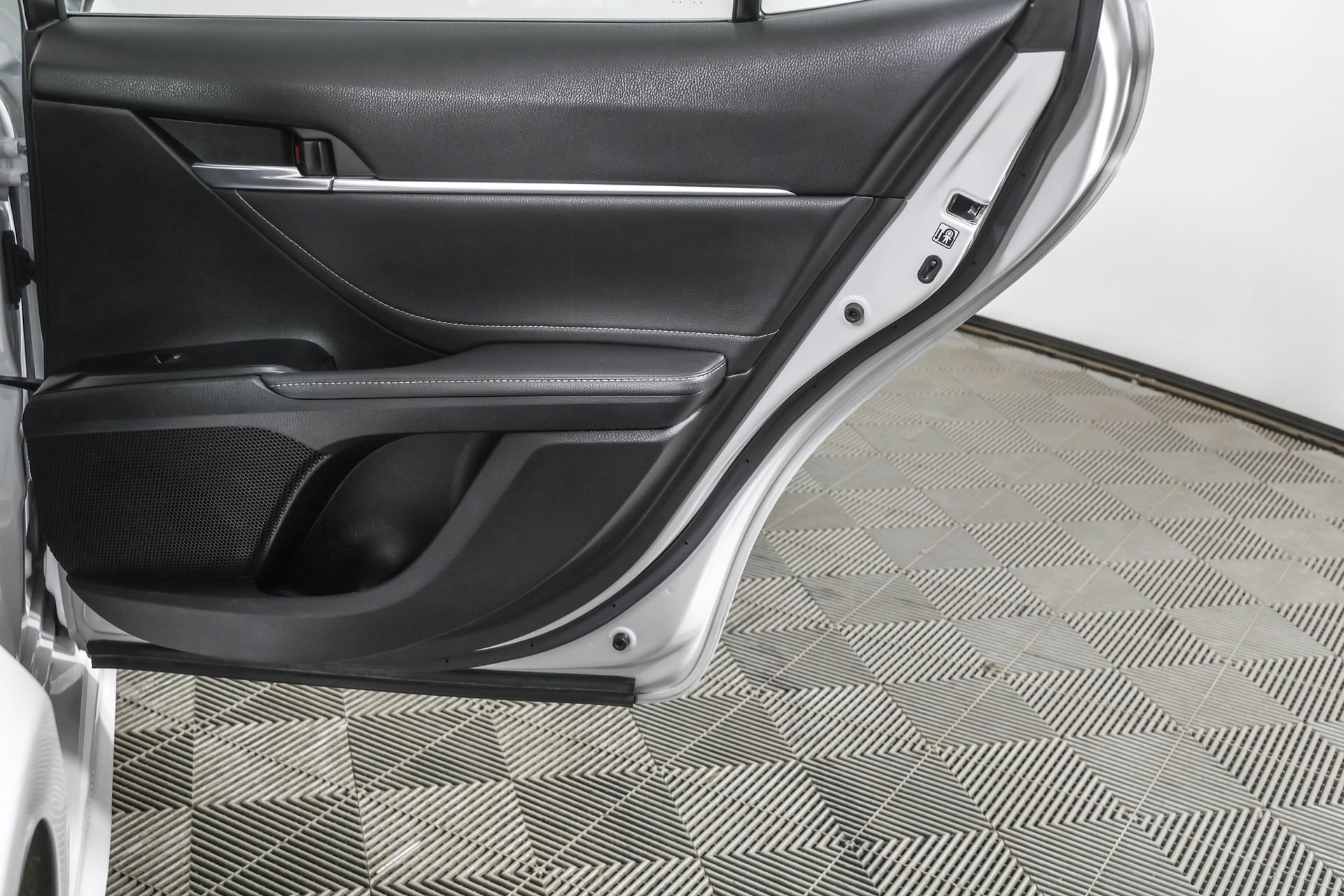 Used 2018 Toyota Camry XSE image 41