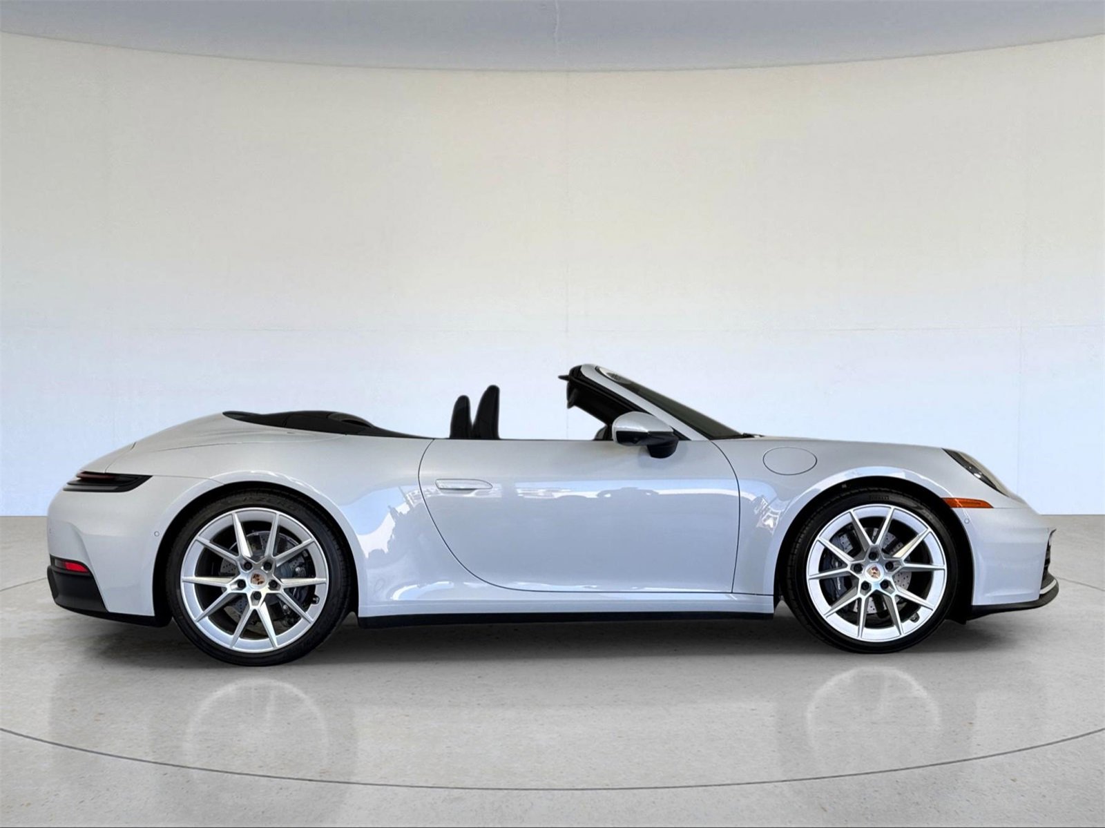 Certified 2025 Porsche 911 Carrera image 9