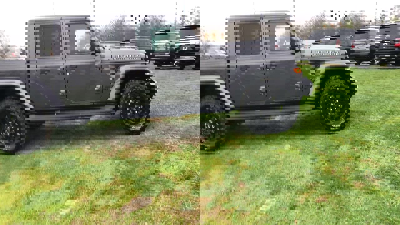 Used 2025 Jeep Gladiator Sport image 9