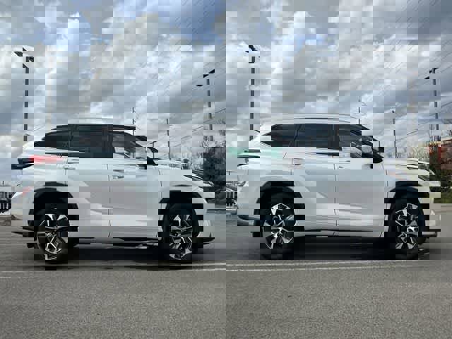 Used 2023 Toyota Highlander XLE image 3