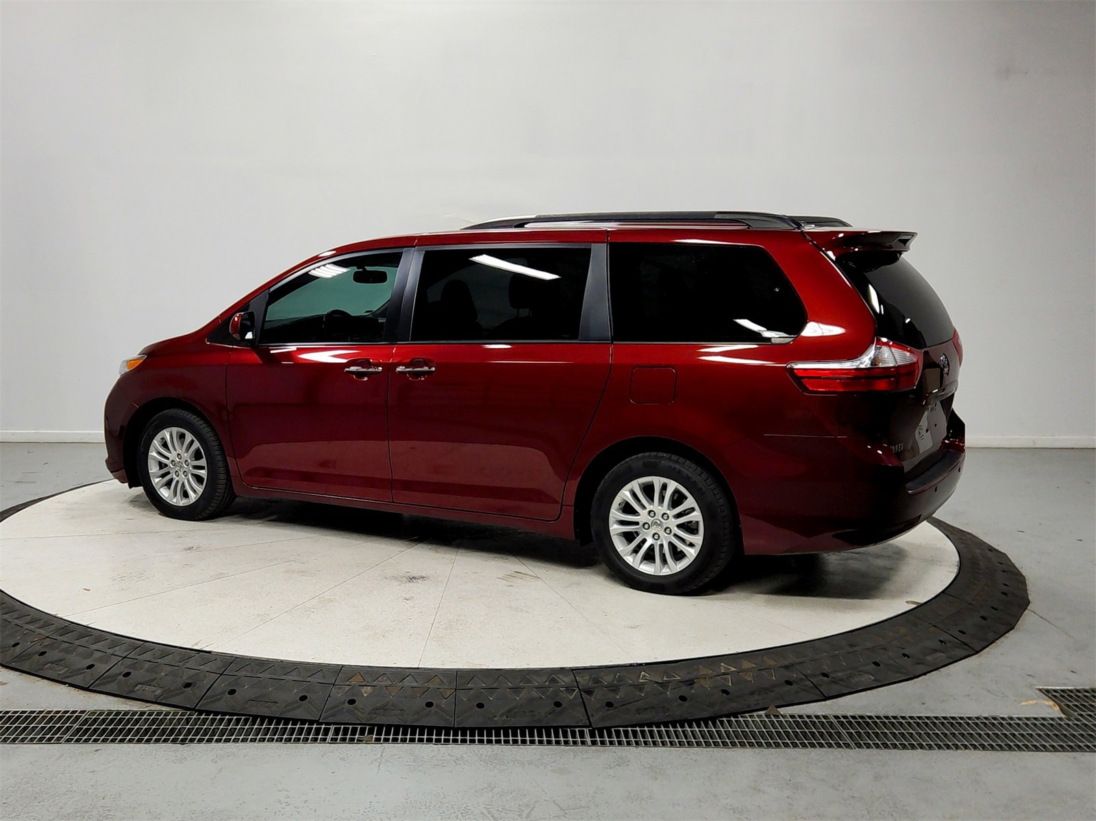 Used 2015 Toyota Sienna XLE Premium image 5
