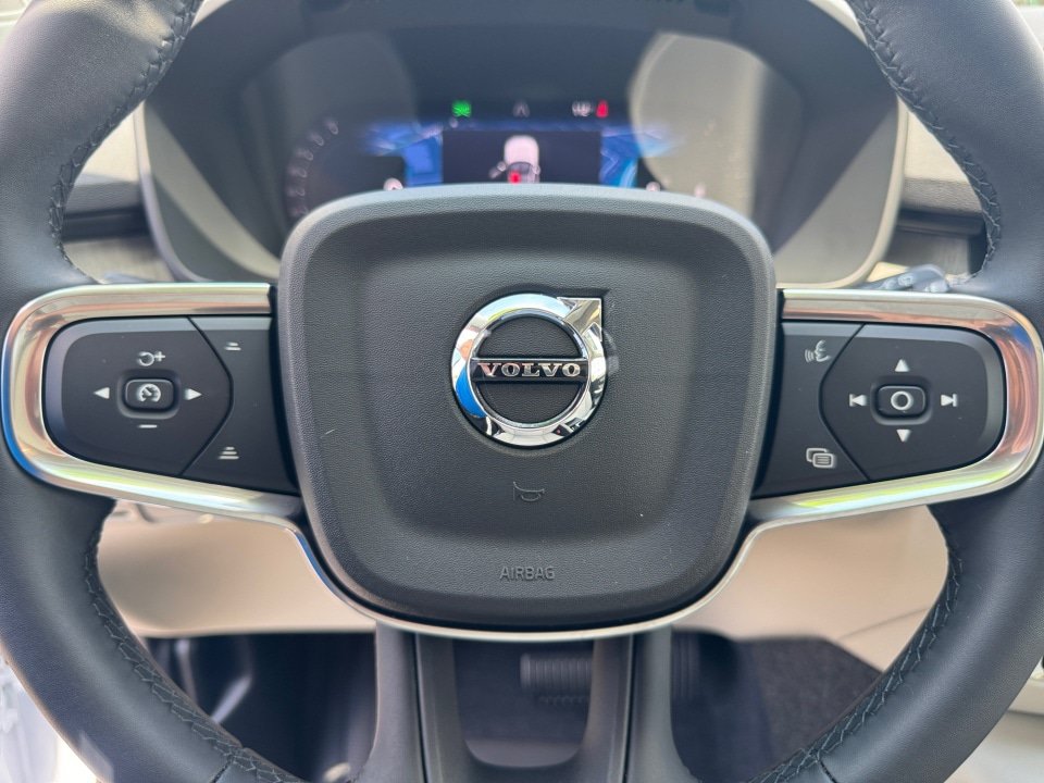 Certified 2025 Volvo XC40 B5 Ultra AWD/4WD image 33