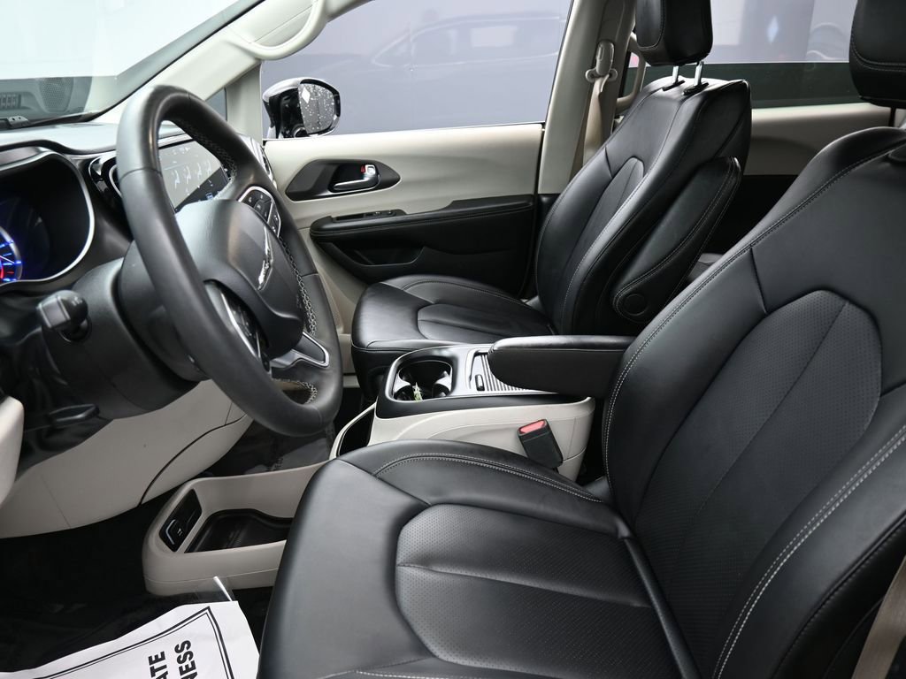Certified 2024 Chrysler Pacifica Select image 11