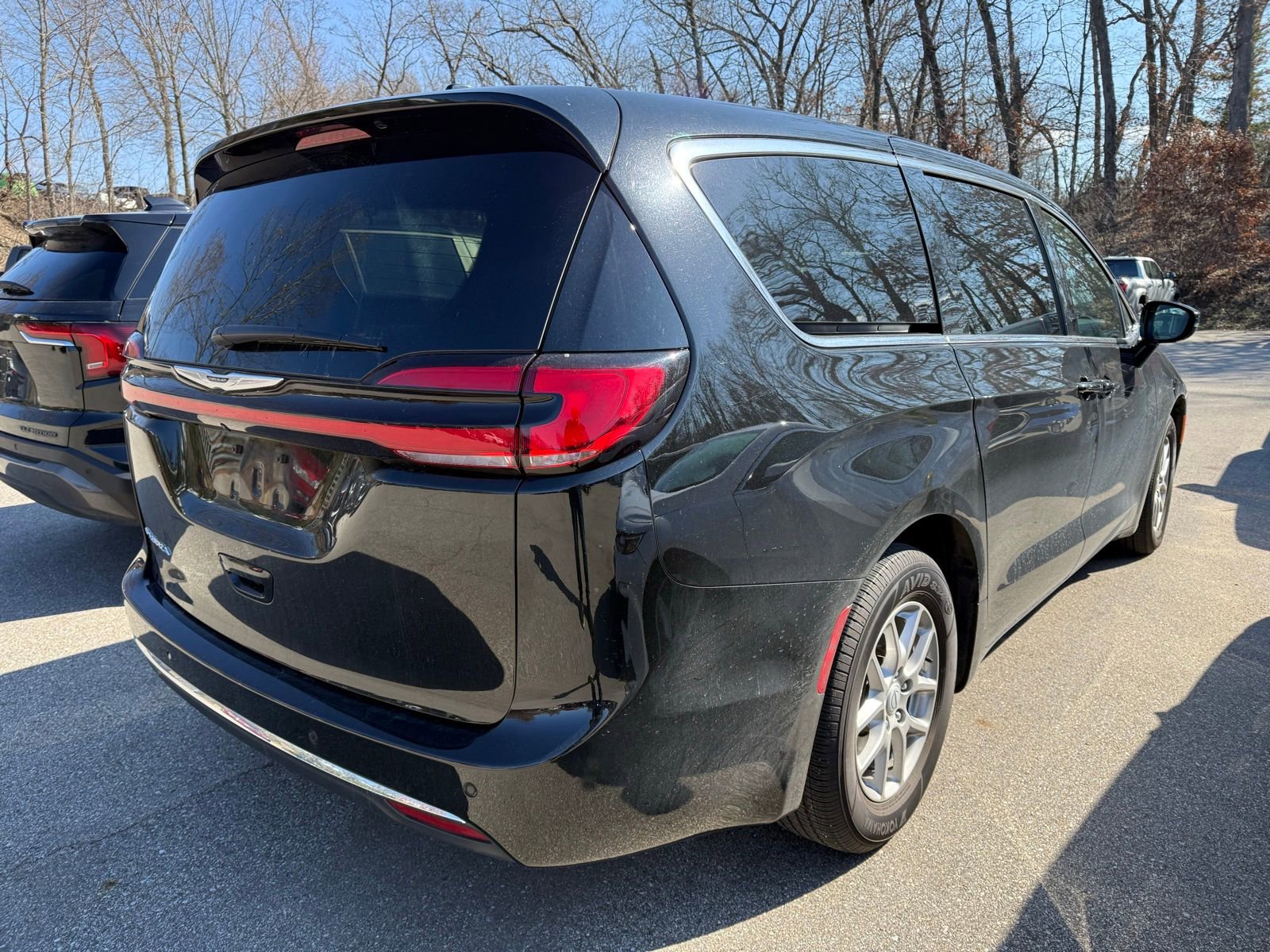 Used 2025 Chrysler Pacifica Select image 2