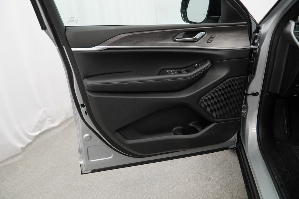 New 2025 Jeep Grand Cherokee L Limited image 29