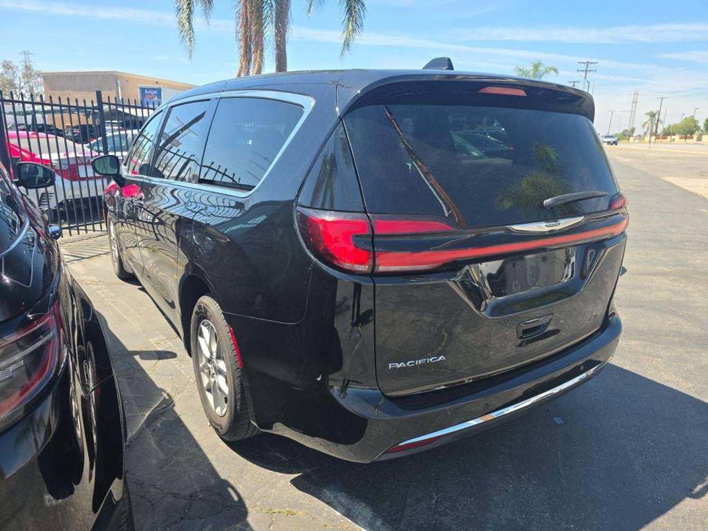 Used 2024 Chrysler Pacifica Touring-L image 10