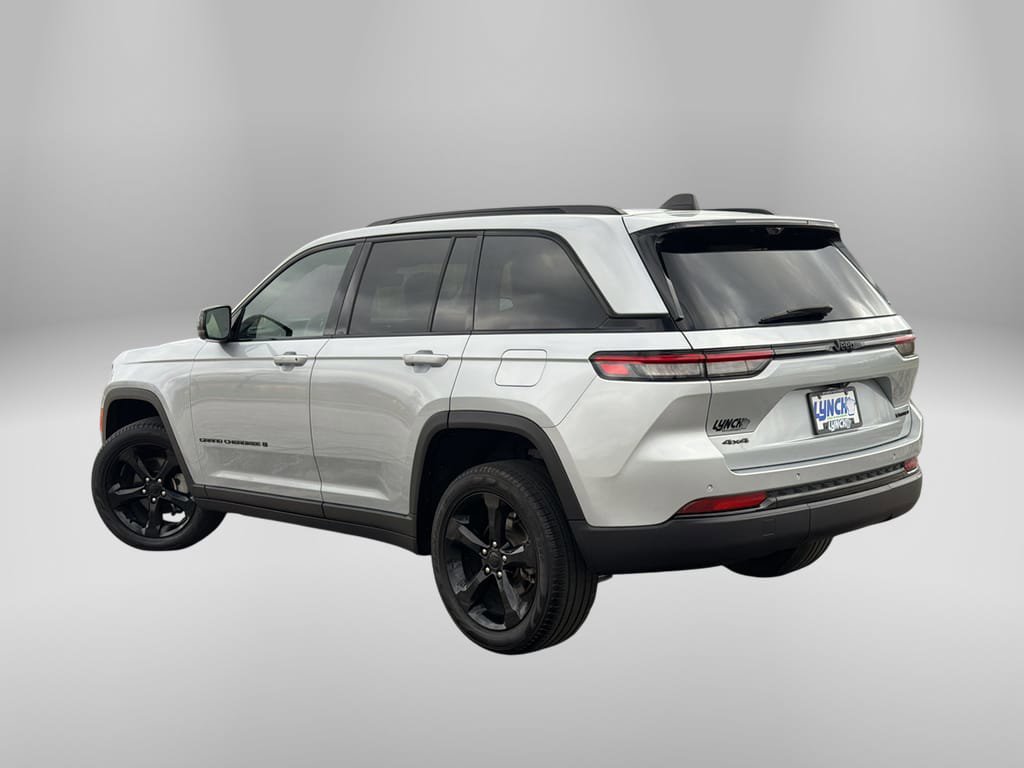 Used 2024 Jeep Grand Cherokee Limited w/ Luxury Tech Group II AWD/4WD image 2