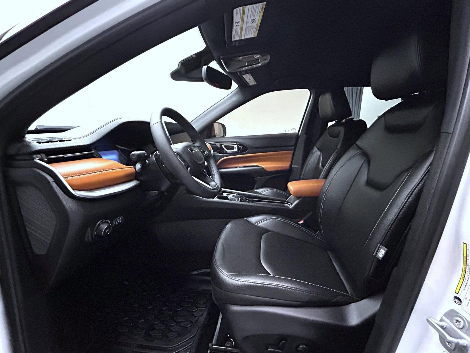 Used 2025 Jeep Compass Limited image 10