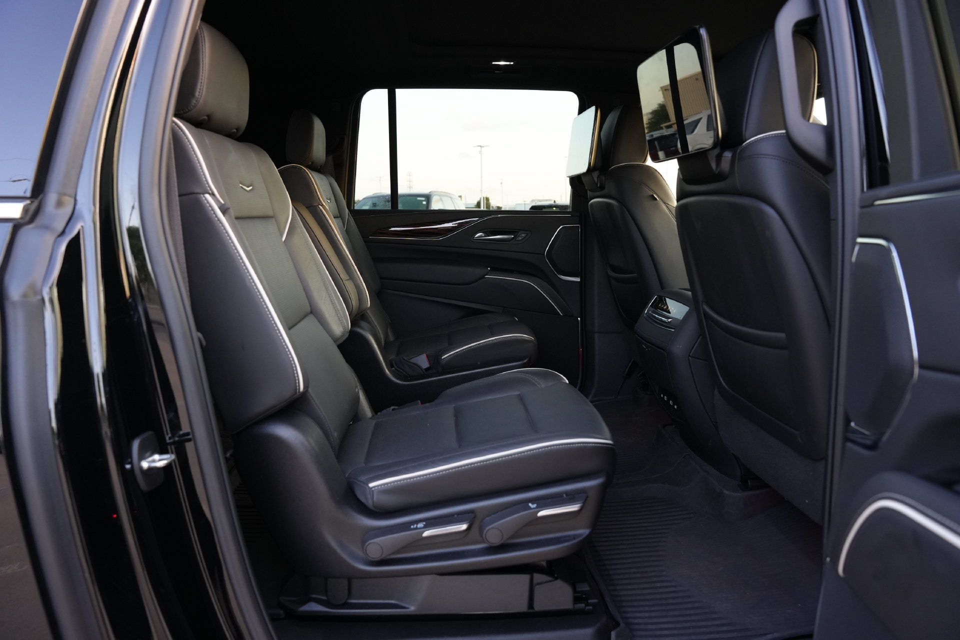 Certified 2024 Cadillac Escalade ESV Premium Luxury w/ Performance Package AWD/4WD image 22