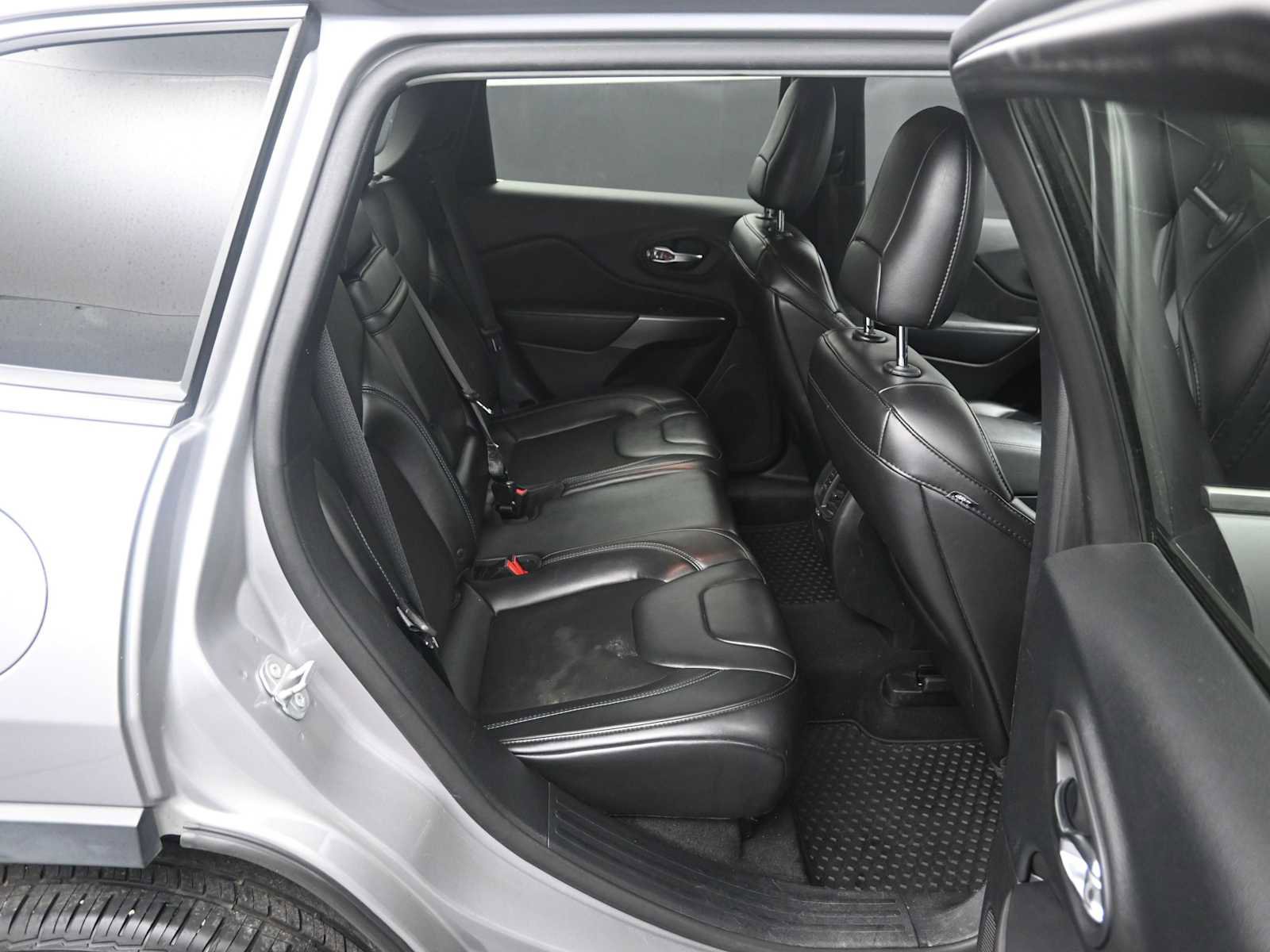 Used 2019 Jeep Cherokee Latitude Plus w/ Comfort/Convenience Group image 11