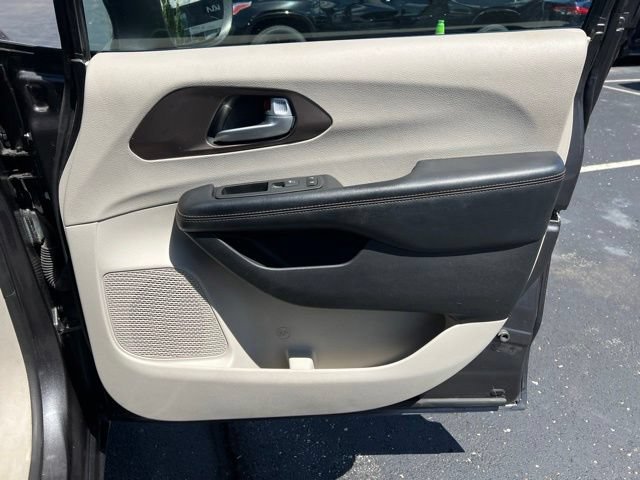 Used 2018 Chrysler Pacifica Touring-L FWD image 32