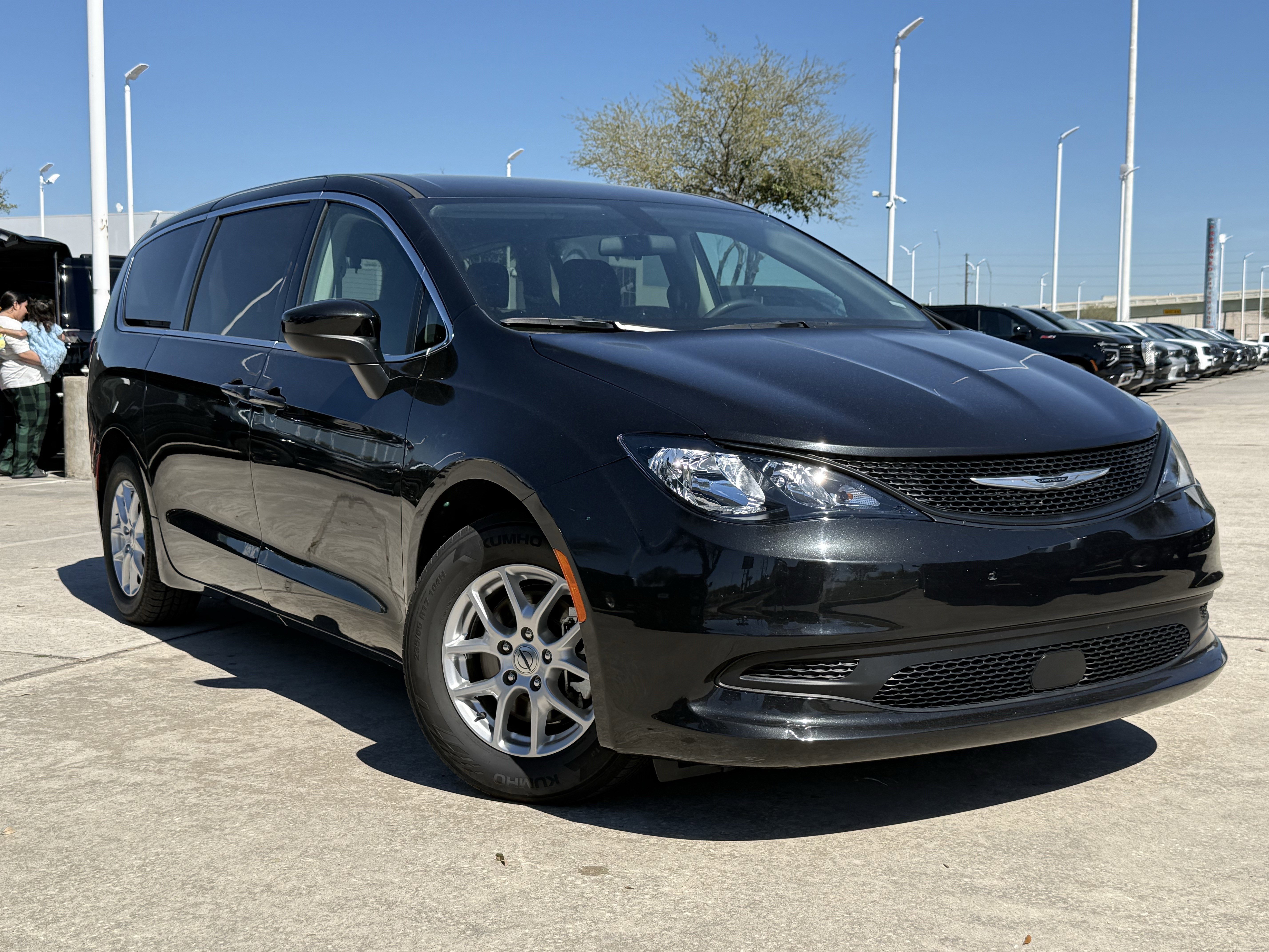 Used 2022 Chrysler Voyager LX image 2