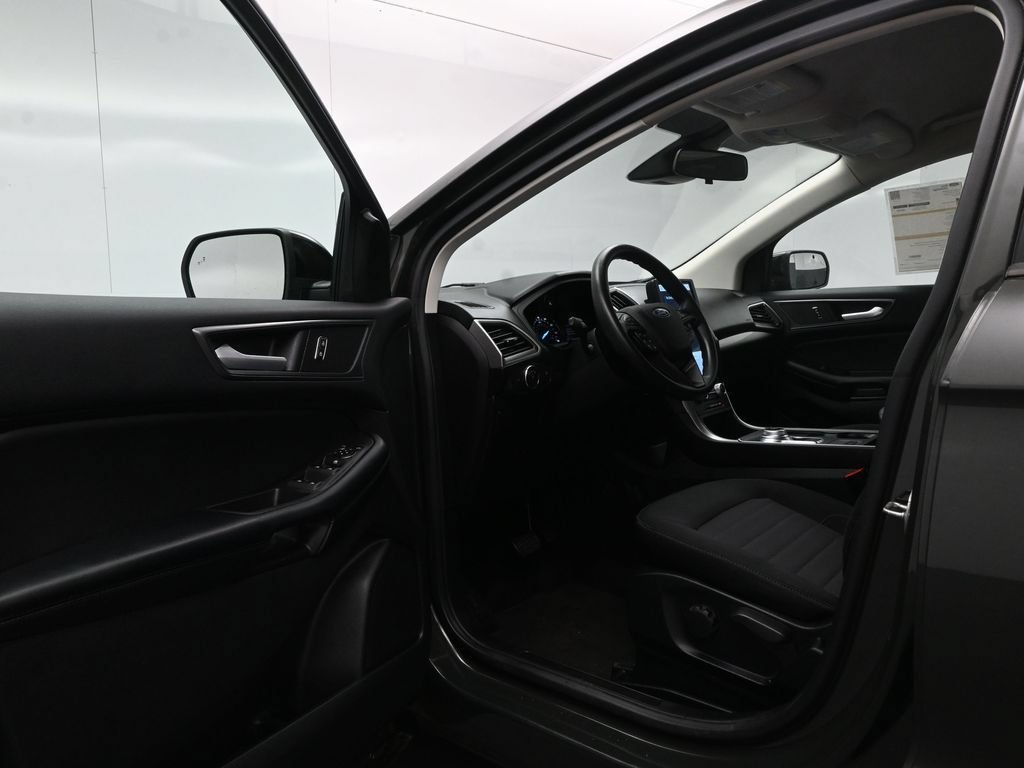 Certified 2022 Ford Edge SE w/ Black Appearance Package AWD/4WD image 9