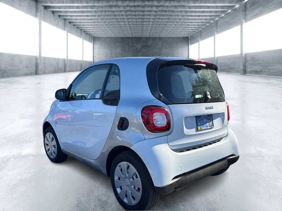 Used 2016 smart fortwo pure RWD image 3