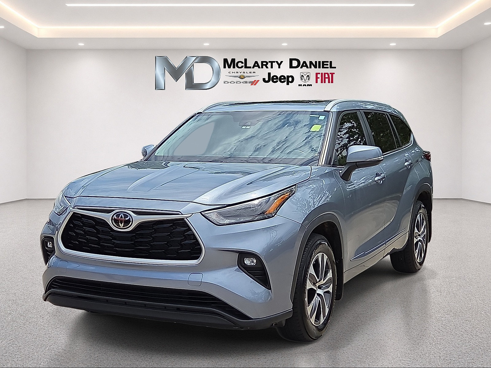 Used 2023 Toyota Highlander XLE AWD/4WD image 2