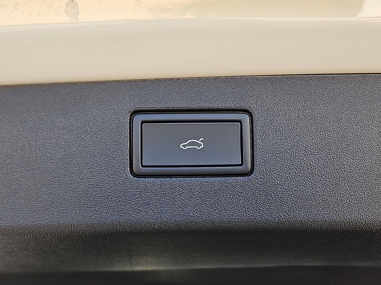 New 2026 Volkswagen Tiguan SE R-Line image 8