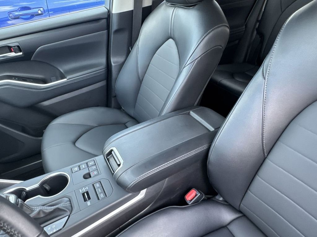 Used 2025 Toyota Highlander XLE AWD/4WD image 27