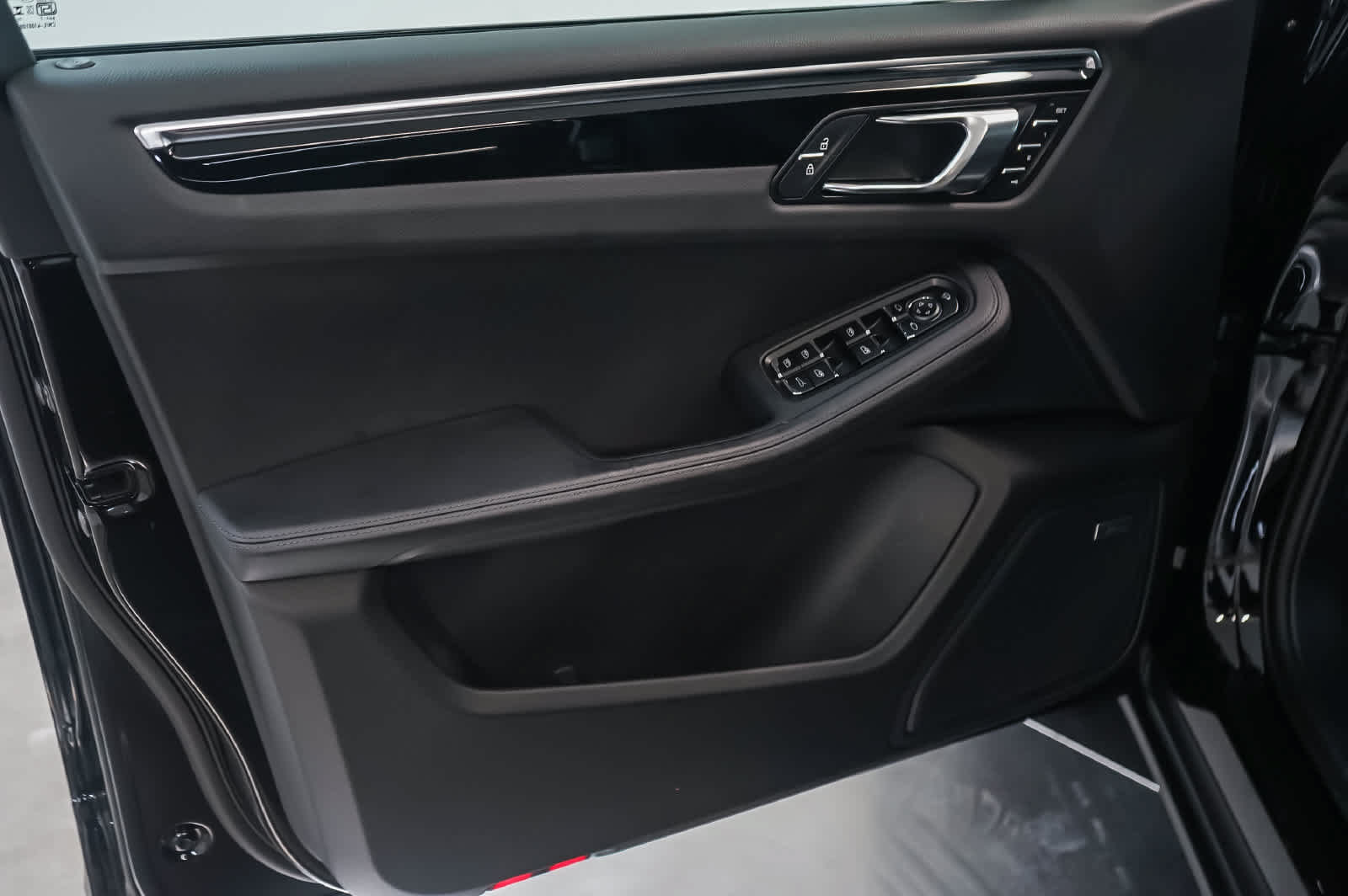 Certified 2026 Porsche Macan Turbo AWD/4WD image 26
