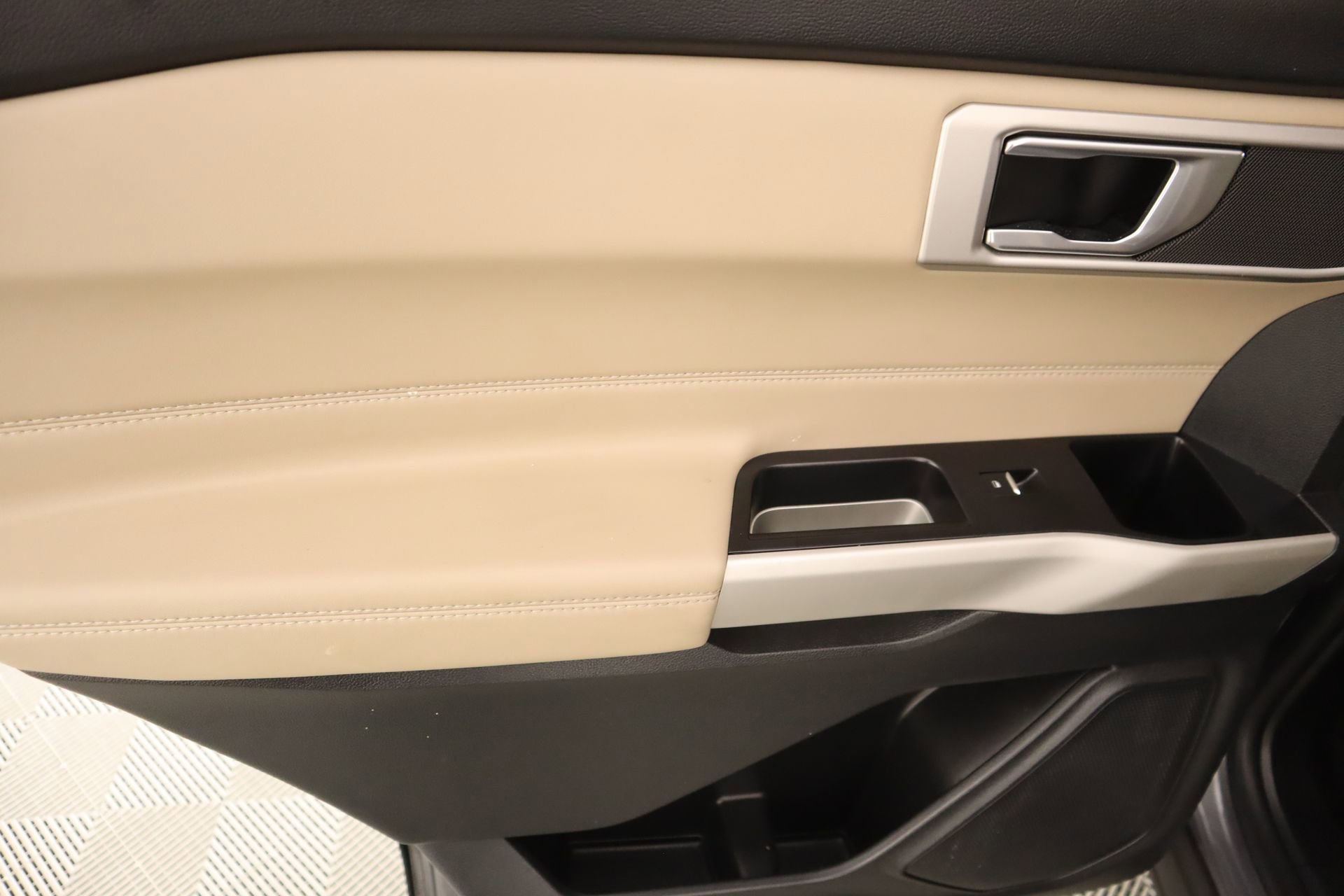 Used 2022 Ford Explorer XLT RWD image 17