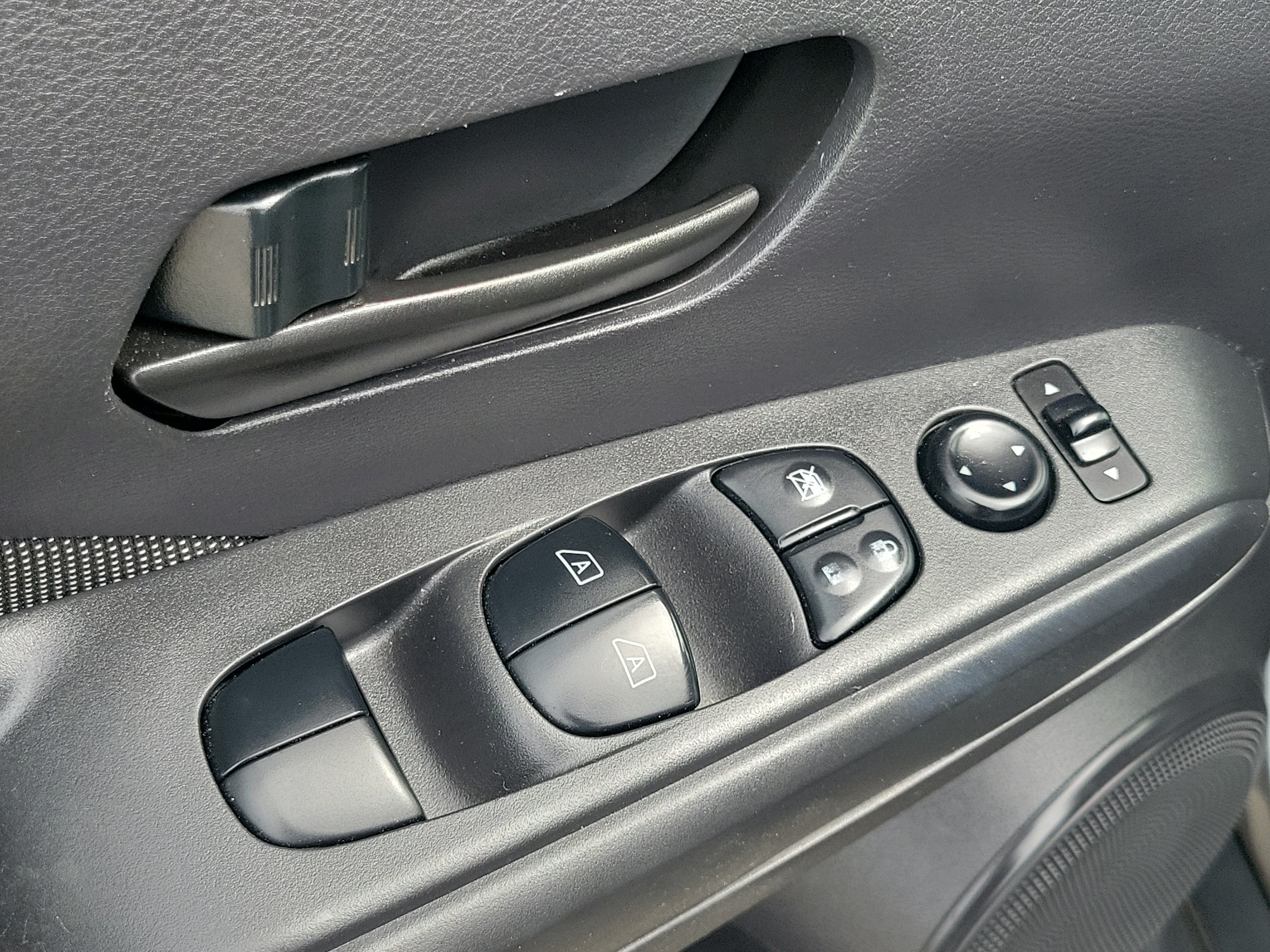 Used 2020 Nissan Kicks S FWD image 16