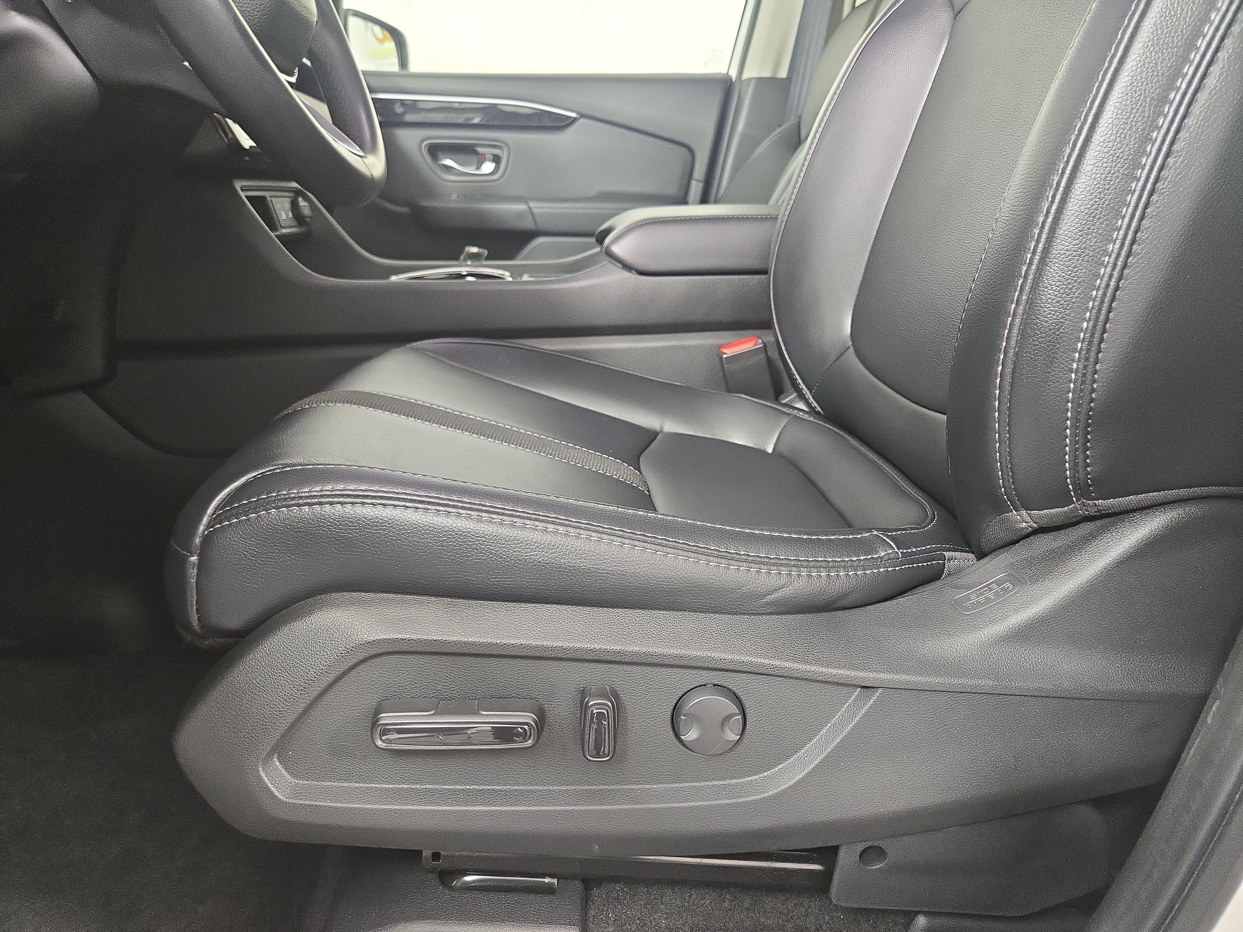 Used 2025 Honda Pilot Touring image 32