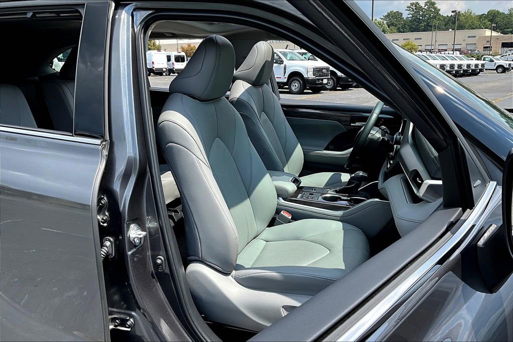 Used 2024 Toyota Highlander Limited image 7