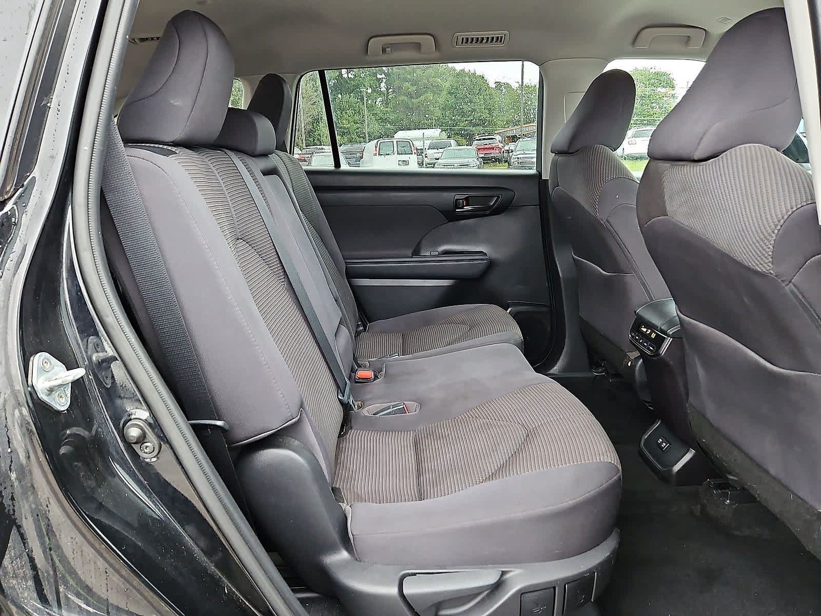 Used 2021 Toyota Highlander LE AWD/4WD image 31
